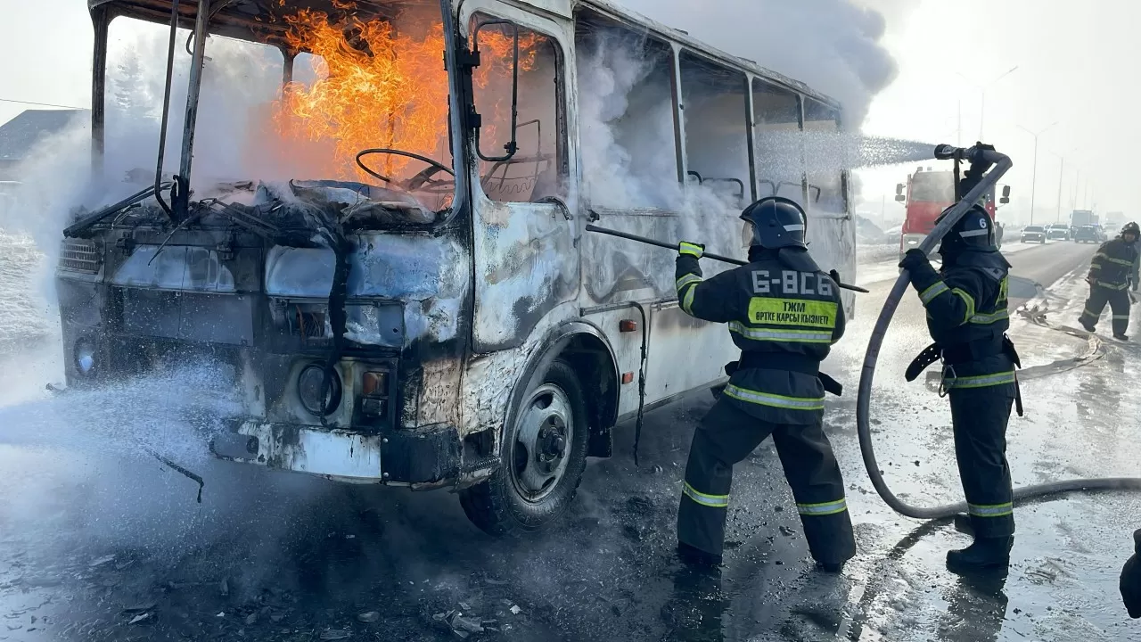 Горящий автобус потушили в Усть-Каменогорске 