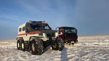 Два грузовика с людьми застряли в снежном заносе в Акмолинской области