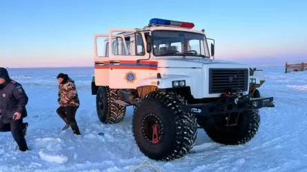 Двух казахстанцев с занесенной снегом зимовки доставили в больницу 