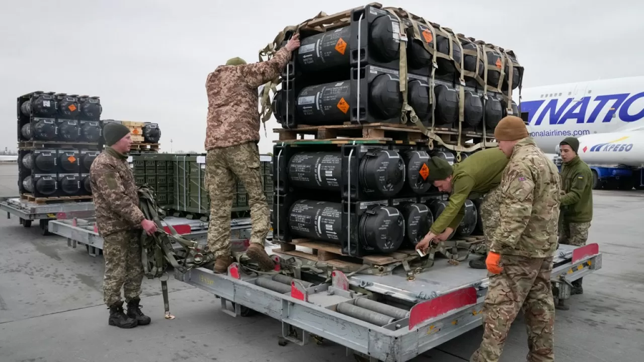 АҚШ аздаған үзілістен соң Украинаға қару-жарақ жеткізуді қайта бастады