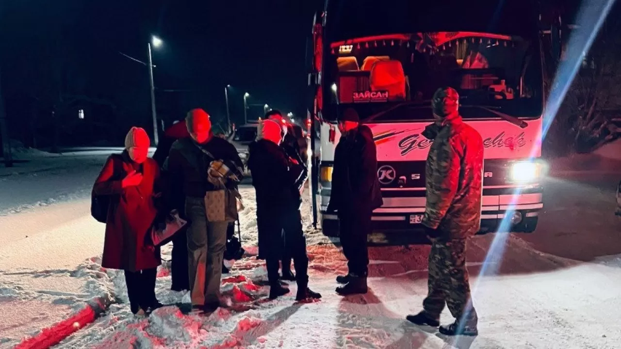 100 человек застряли в непогоду в Абайской области