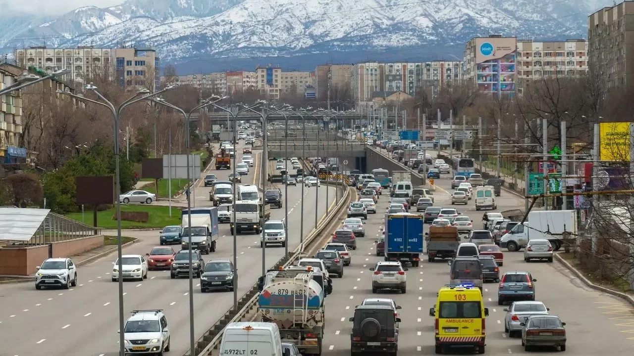 Алматыда көліктердің шығарындылары тексеріліп жатыр