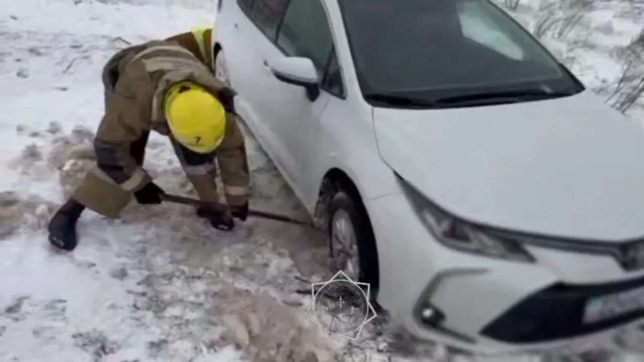 Спасатели в ВКО вручную выкапывали автомобили: спасено 10 человек