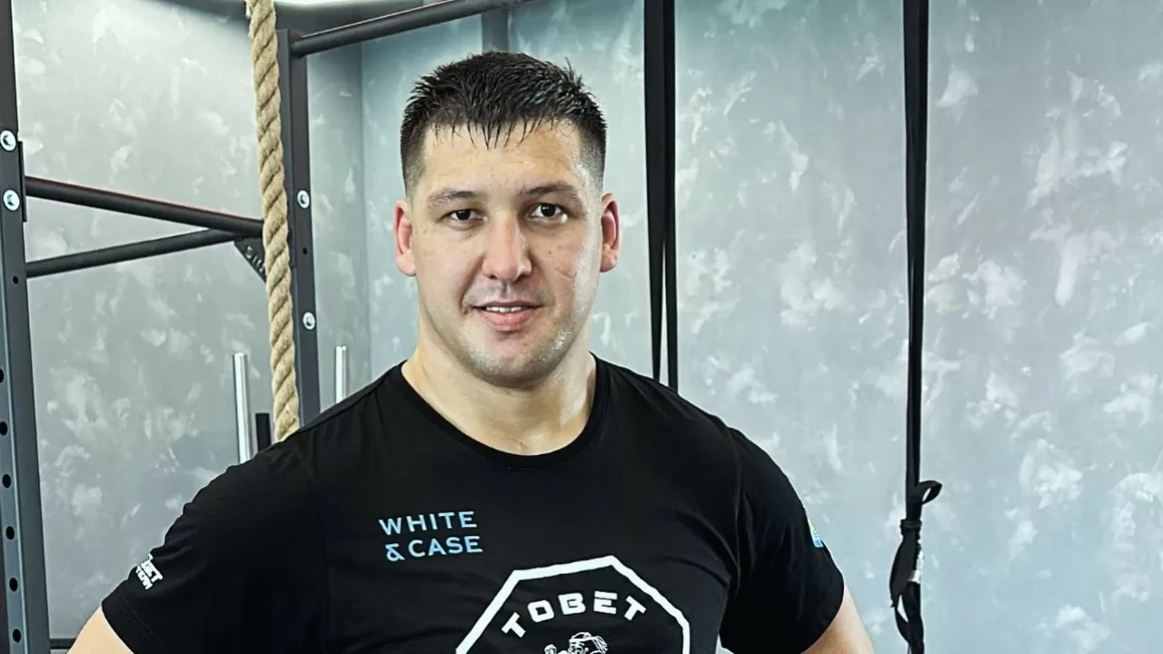 Гаджиев нашел объяснение провалу Дияра Нургожая в UFC 