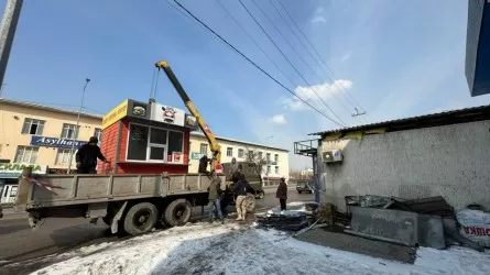 В Алматы сносят незаконные киоски и палатки 