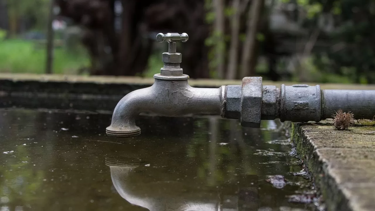 Сразу в восьми районах Актау отключили питьевую воду 