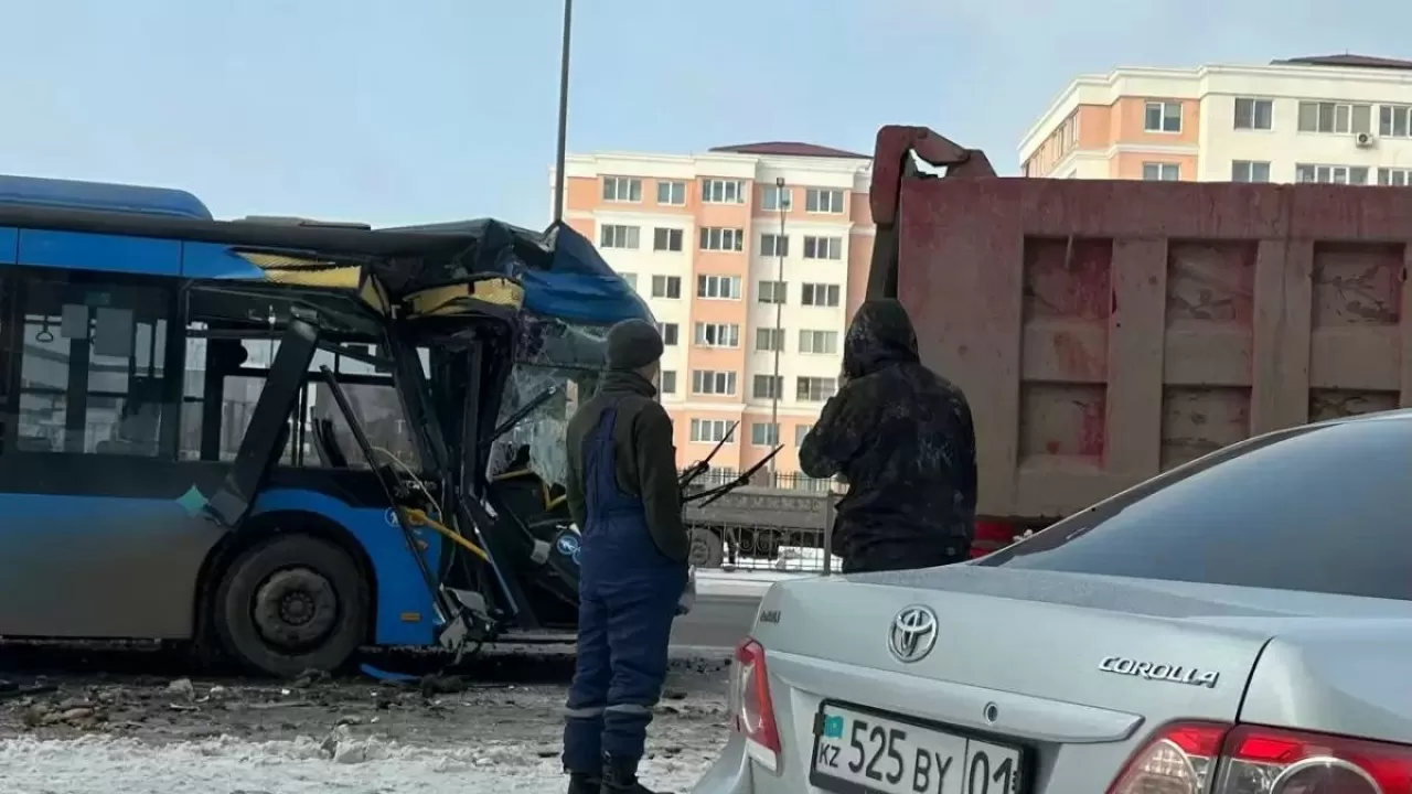 Астанада жолаушылар автобусы мен жүк көлігі соқтығысып, екі адам зардап шекті