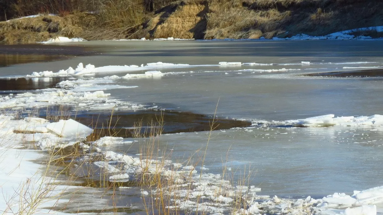 Сельчане в Костанайской области вынуждены топить воду из снега и льда