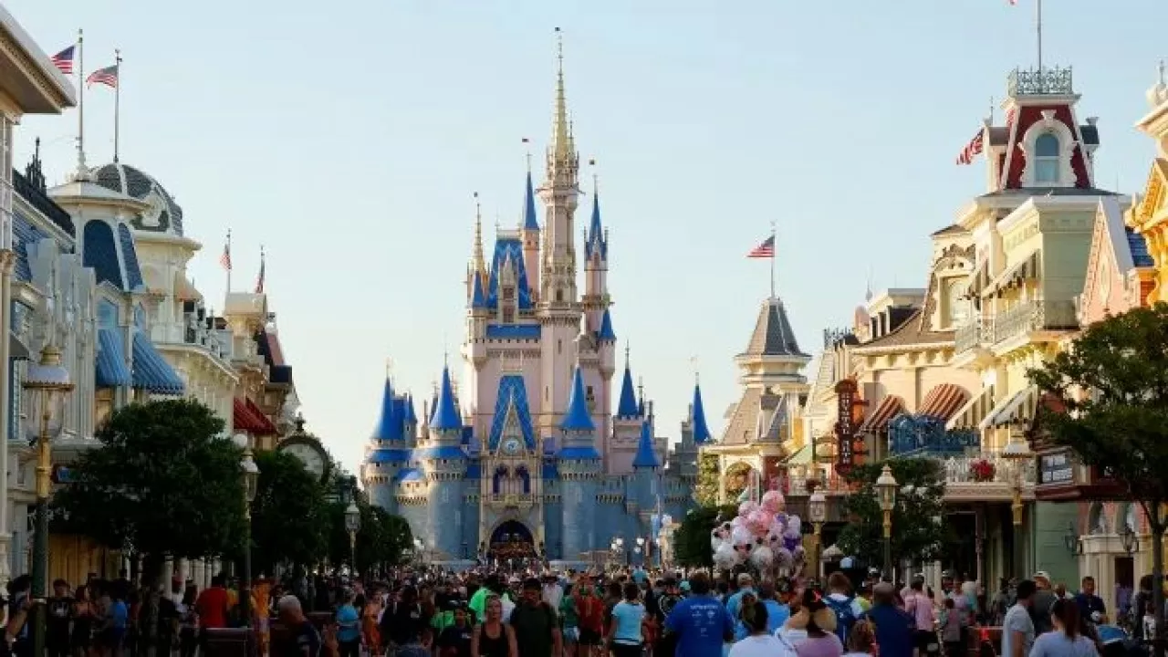 Disney қызметкері мәзір мен бағаны өзгерткені үшін 3 жылға сотталып кетті