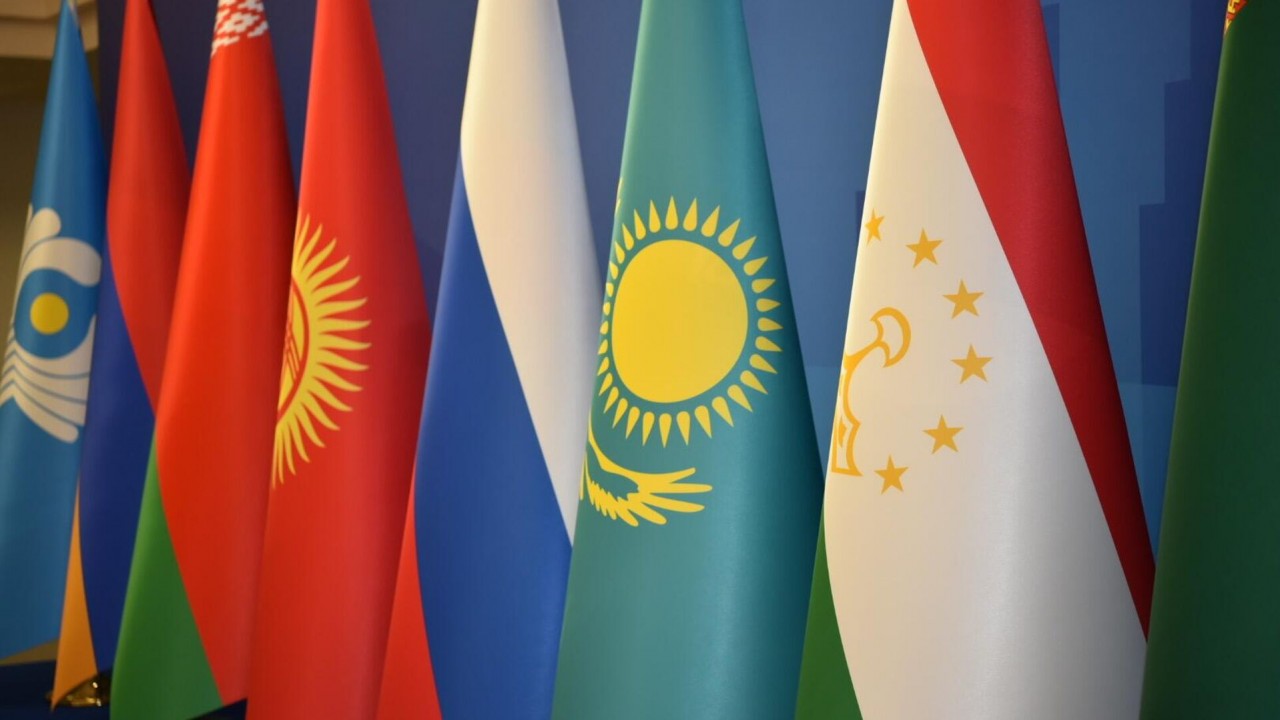 Бір топ жігіттер мен бір қыздың порно видеосы