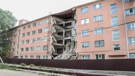 Здание общежития университета в Атырау частично обрушилось  