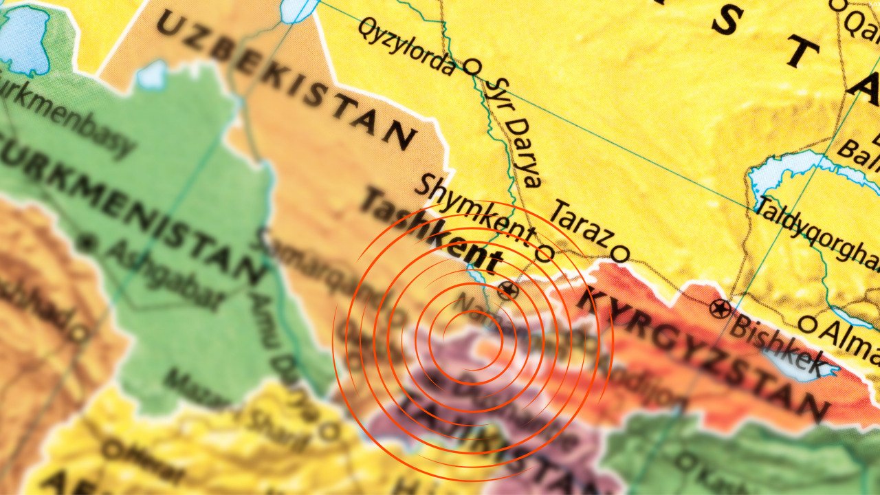 Үлкен мүшесі үстелде азиатты трахает