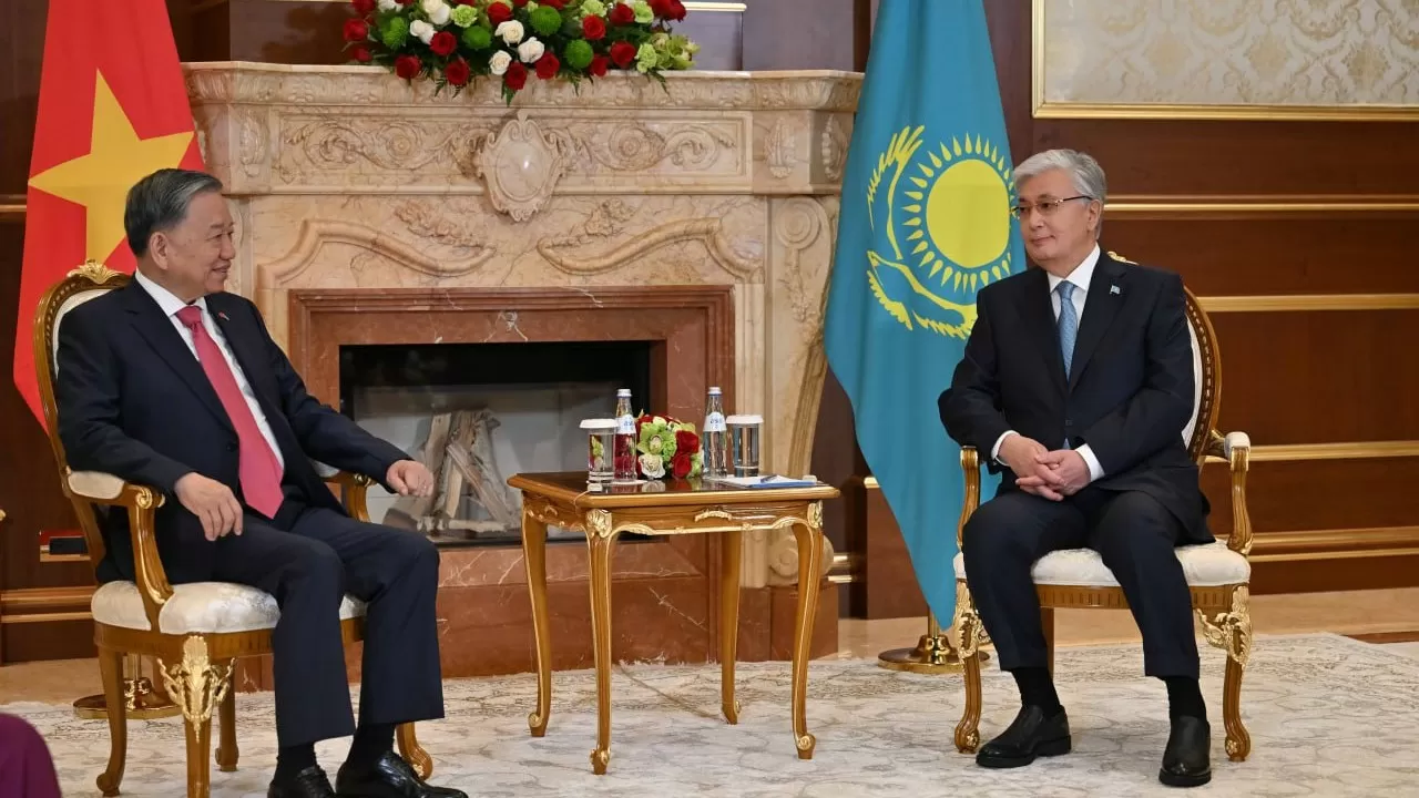 Қазақстан мен Вьетнам басшылары елорда әуежайында әңгімелесті