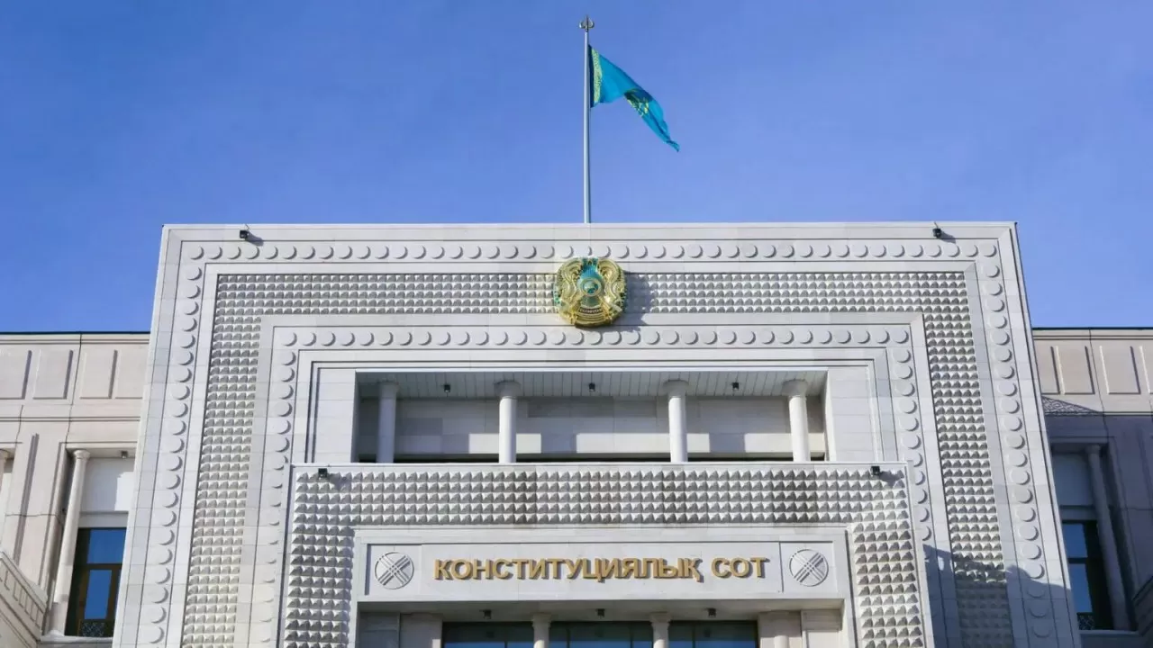 Конституциялық Сот: Заң бойынша "Болашақ" түлегі Қазақстанда қызметін өтеуі тиіс