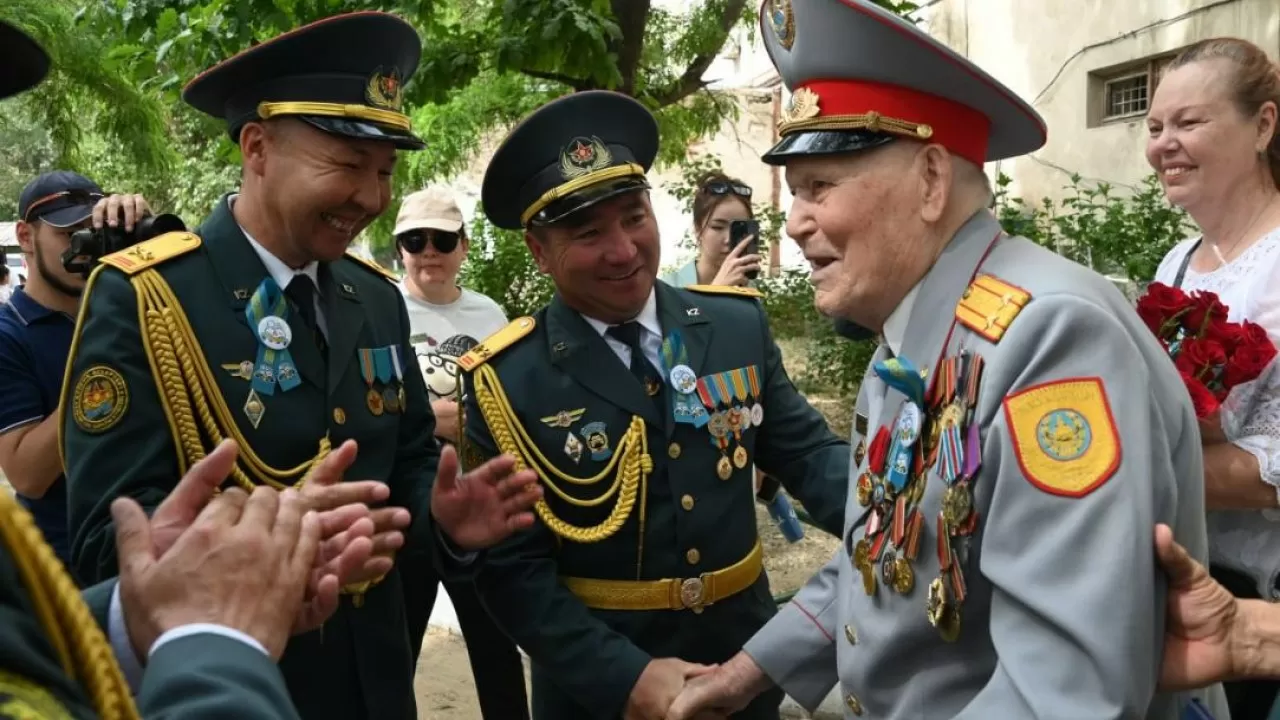 "Домашний" парад Победы провели военнослужащие для фронтовиков Тараза 