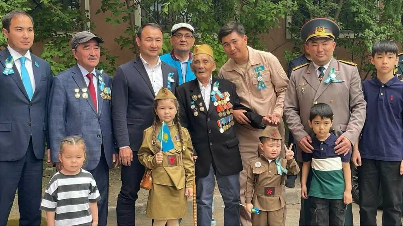 Для 102-летнего ветерана устроили праздник с военным оркестром в Астане