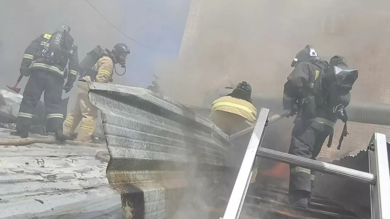 Ақтөбеде дүкен өртеніп, салдарынан 2 адамды күйік шалды