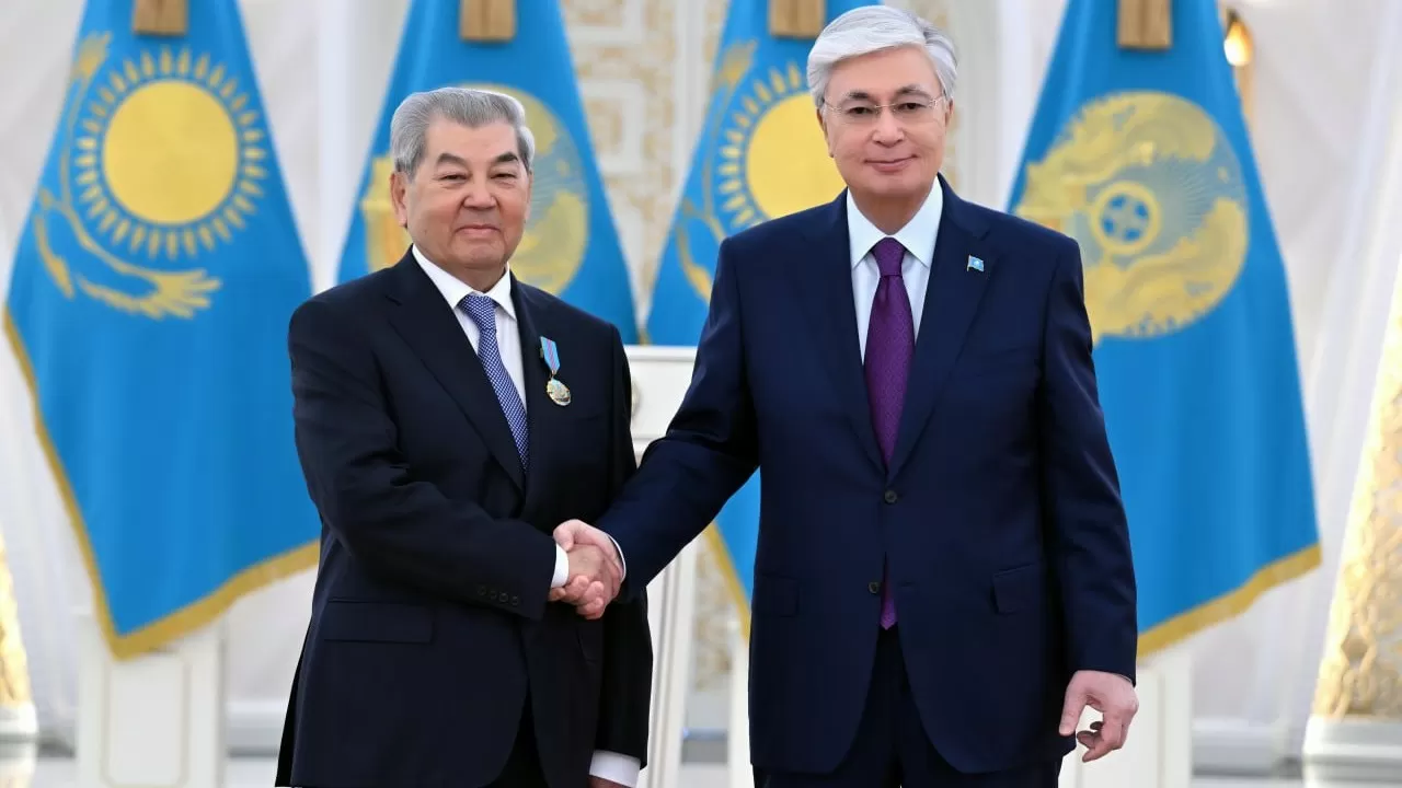 Токаев вручил орден "Отан" Куанышу Султанову