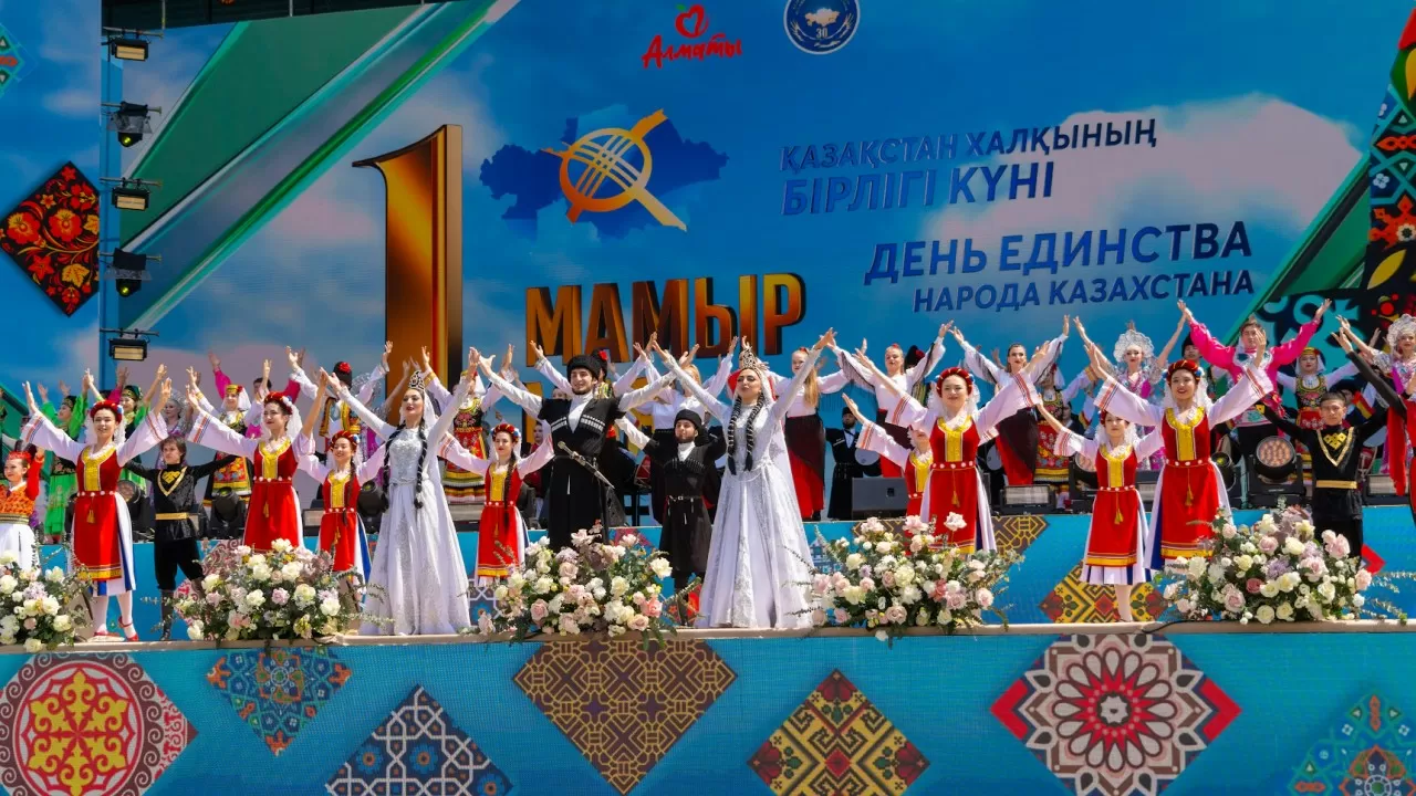 День единства народа в Алматы отпраздновали звездными концертами 