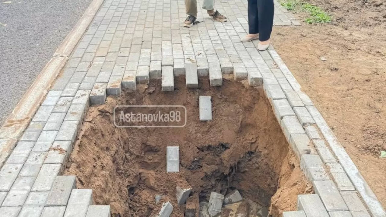 Девушка провалилась в яму в Астане