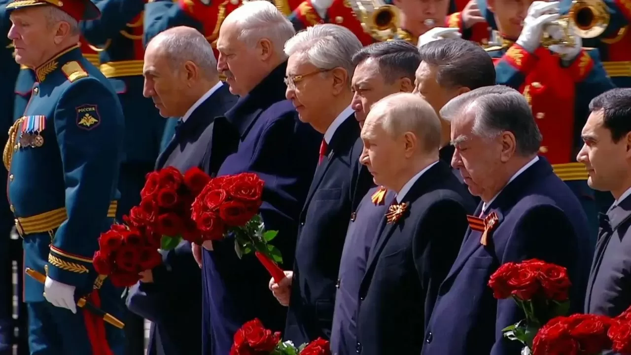 Касым-Жомарт Токаев возложил цветы к могиле Неизвестного солдата