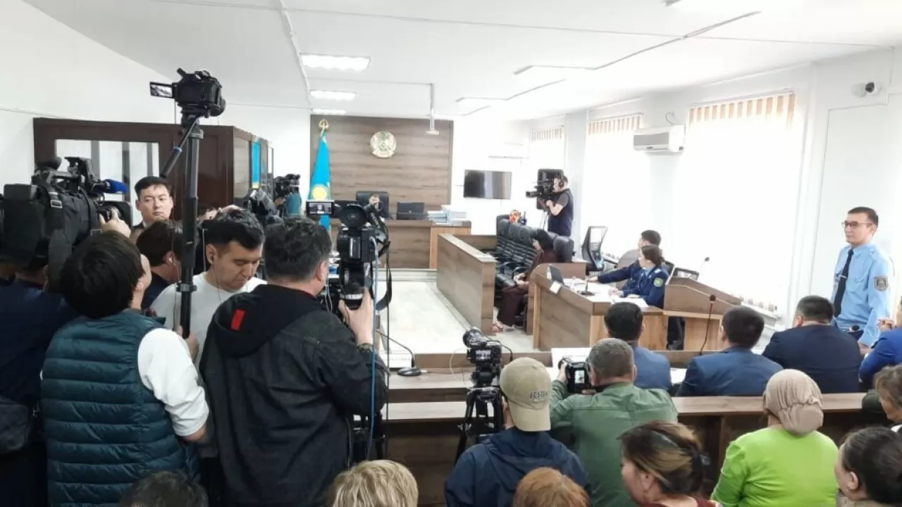 "Тай-құлындай тебісіп өстік": Шерзат ісіндегі айыпталушы төбелеске қатысқан жігіттерден кімді танитынын айтты
