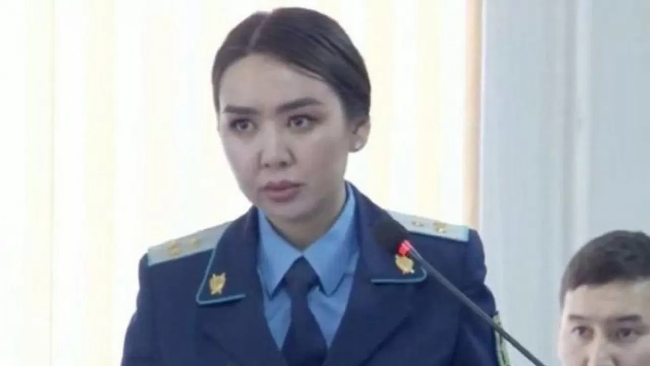 "Артынан сөйлеп, айтып отыр": Шерзат ісіндегі прокурор судьядан күдіктілерге ескерту жасауын сұрады 