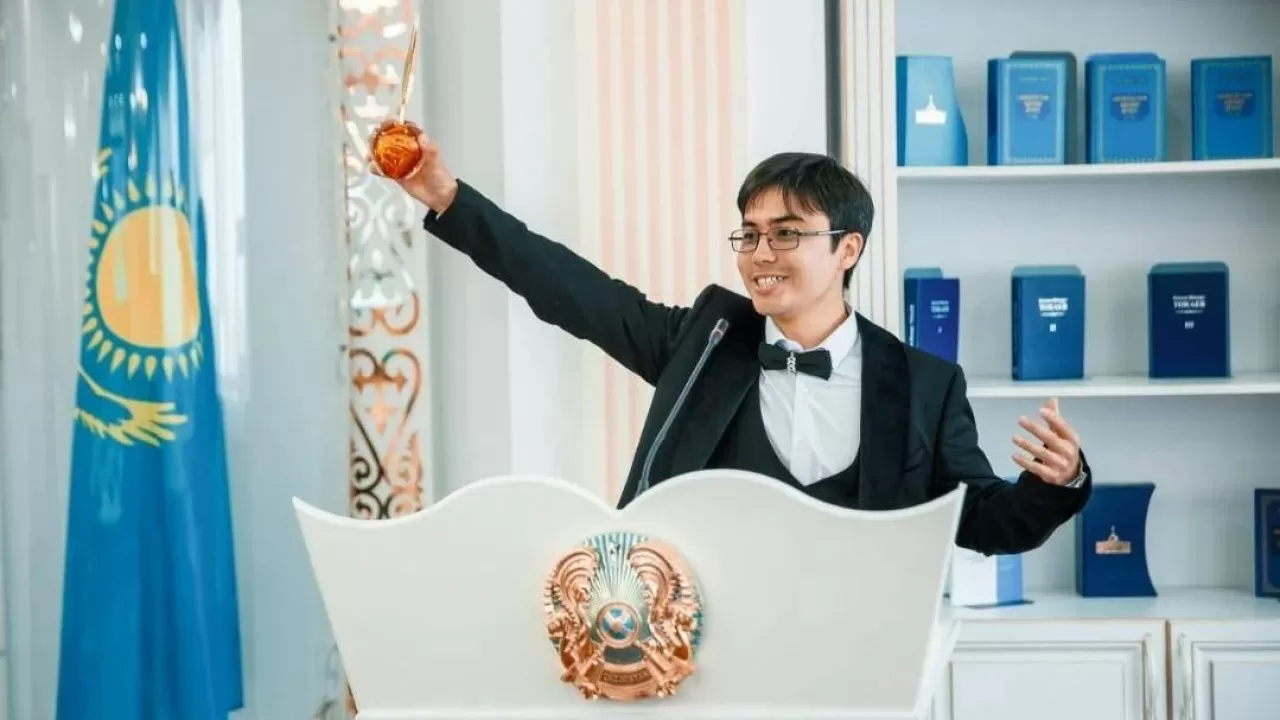 Қазақстан туралы үздік роман жазған автор өмір бойы ай сайын 500 доллар алатын болды