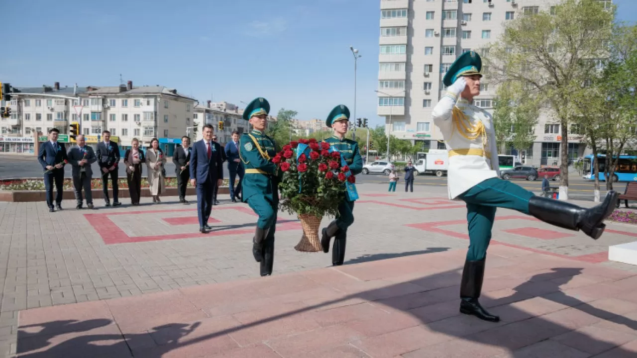 Әлия Молдағұлованың 100 жылдық мерейтойы: Мемлекеттік кеңесші батырдың ескерткішіне гүл шоғын қойды 