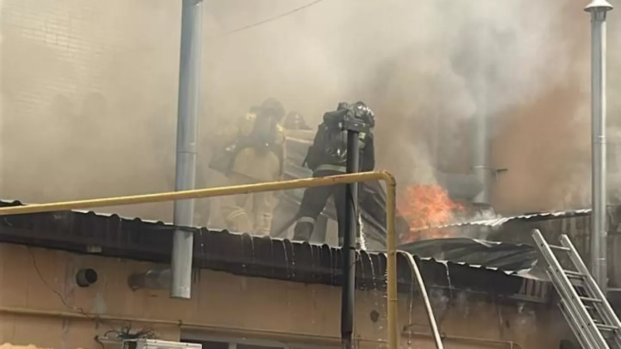 Пожар и взрыв произошли в одном из магазинов Актобе, есть пострадавшие