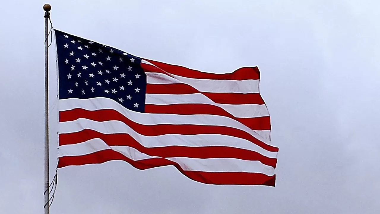 Почти 200 уволенных чиновников США восстановили в должности