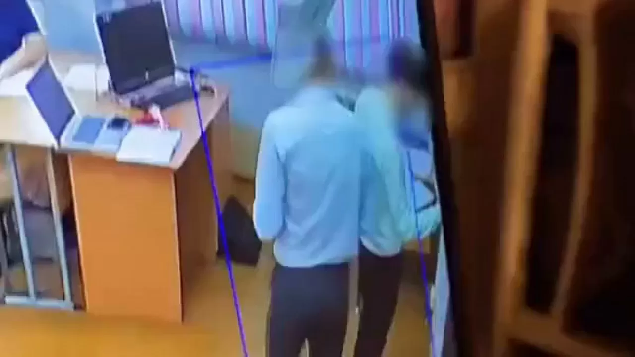 Павлодарда оқушыны үшкір затпен түйреп өткен мұғалім кінәсіз деп танылды