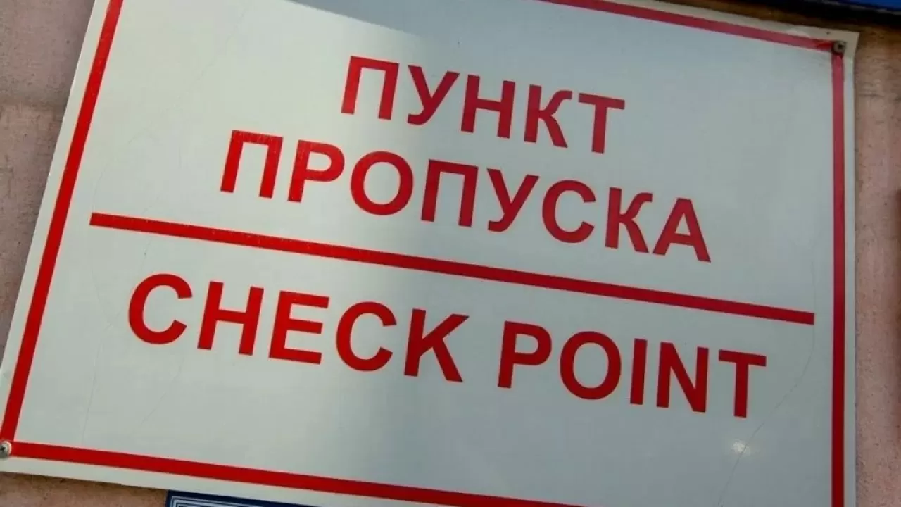 Очевидцы показали многокилометровую пробку на границе Кыргызстана и Казахстана      