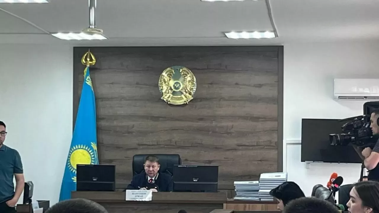 "Әйелдің ойбайлап жатқан дауысын естідім": Шерзаттың сотында тағы бір куәгер жауап беріп жатыр