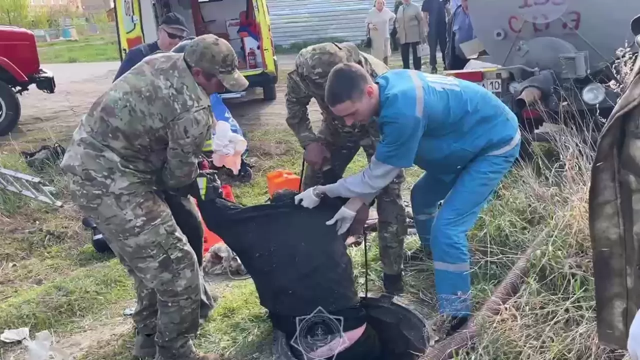 Двое мужчин едва не погибли в септике канализации в Костанайской области