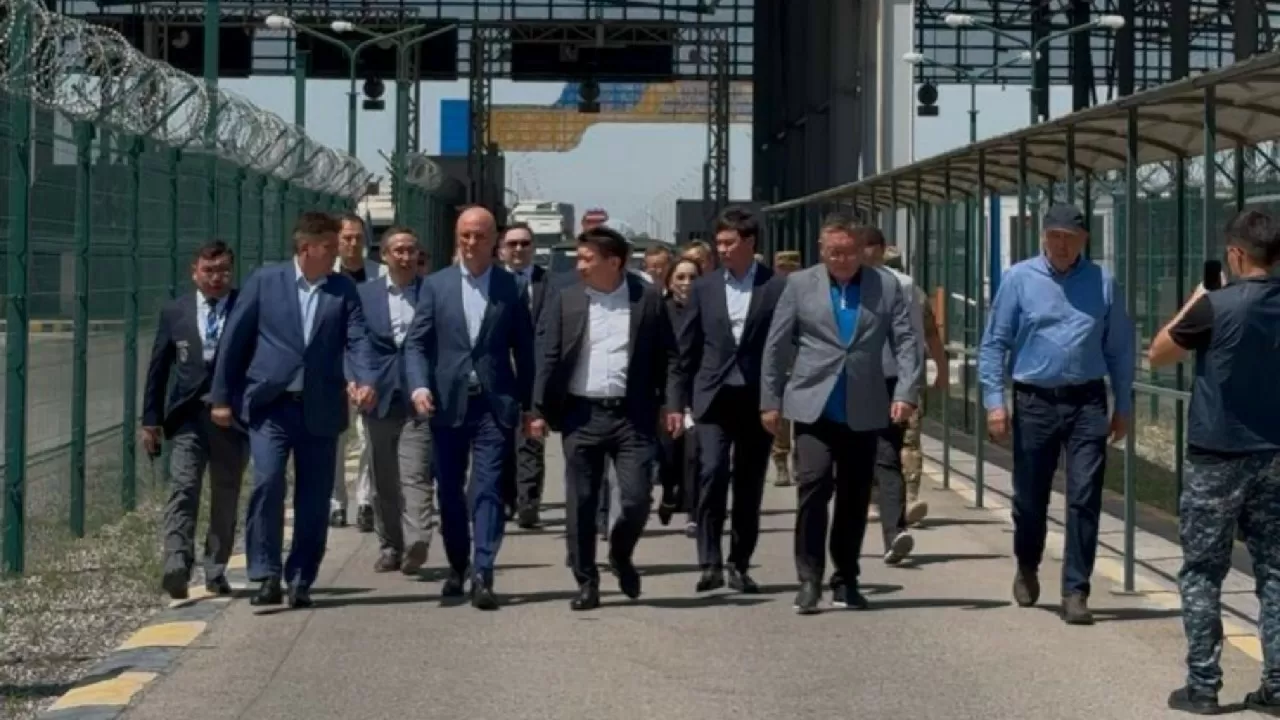 Роман Скляр "Нұр Жолы" өткізу пунктінің өндірістік қызметімен танысты
