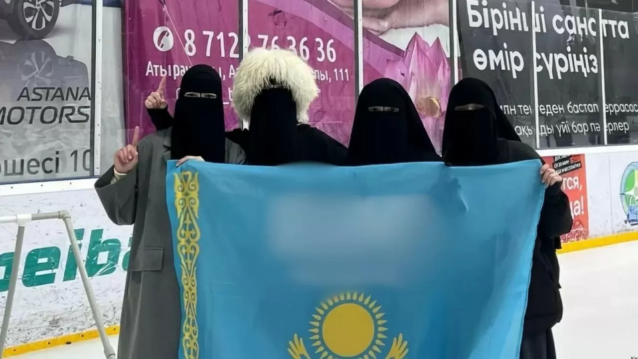 Көк туды қорлап, суретке түскен: Жас қыздардың аналары жазаланды 