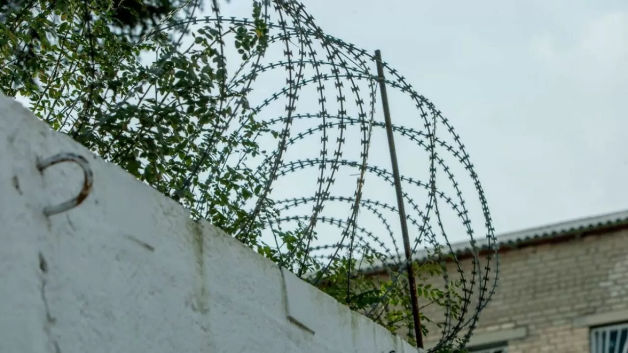 Өскеменде пробациялық бақылаудағы азамат сүйіктісіне кездесуге барып, түрмеге тоғытылды