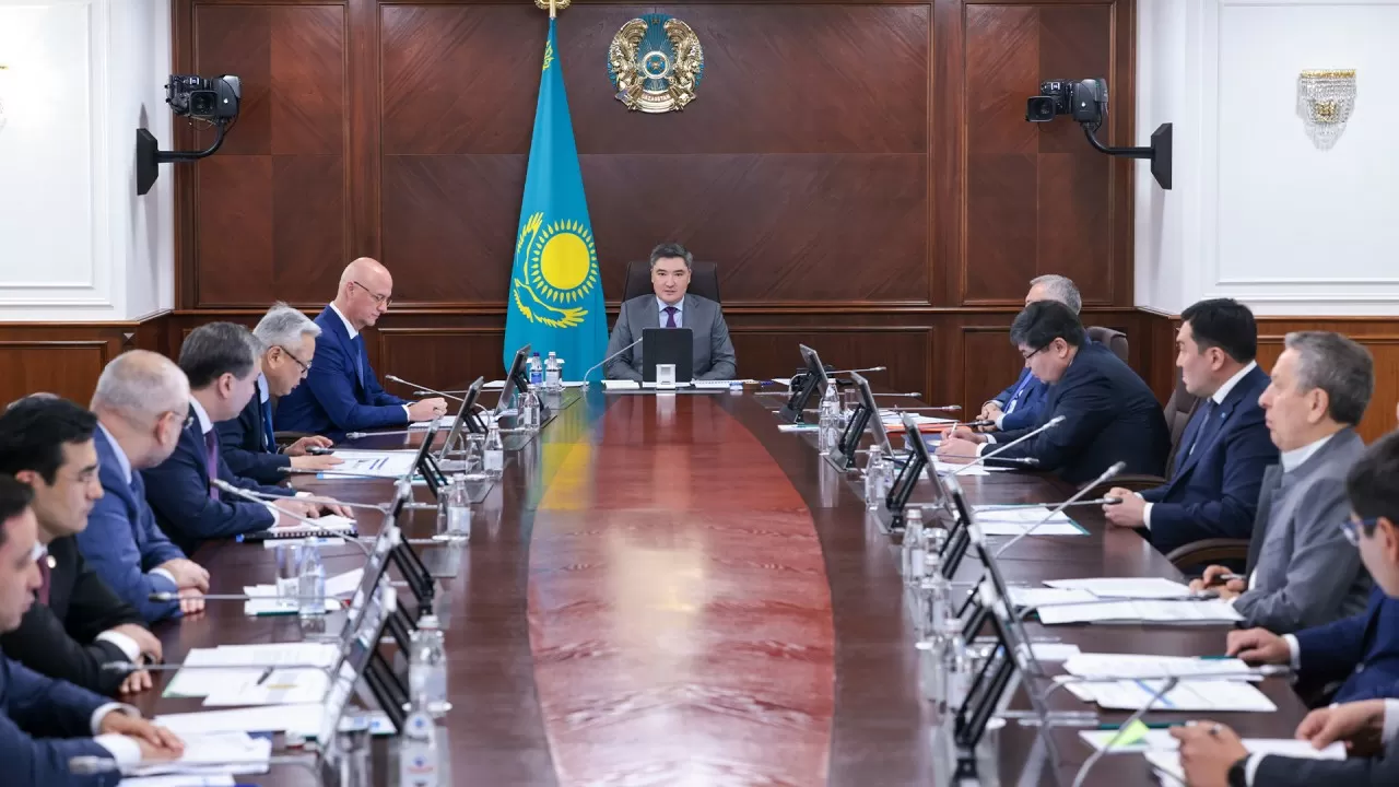 Олжас Бектенов металлургия мен мұнай химиясы салаларындағы ірі жобалар бойынша кеңес өткізді 