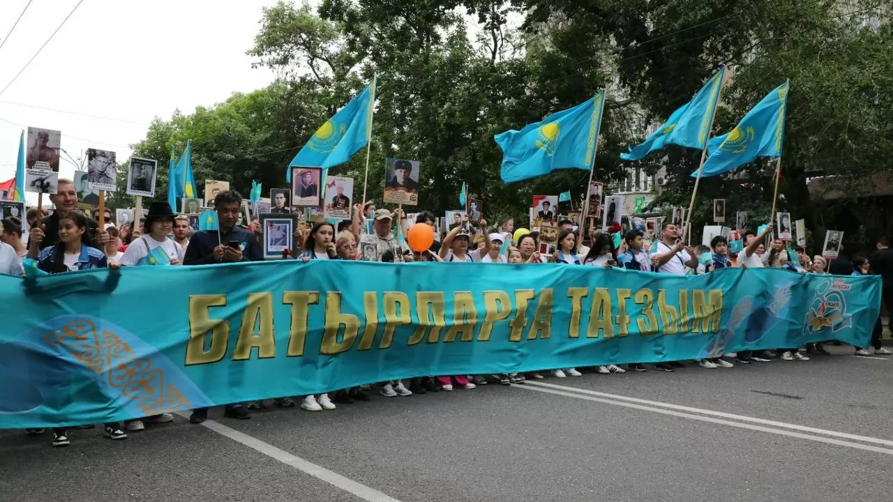 Дань уважения казахстанским героям: акция "Батырларға тағзым" прошла в Алматы