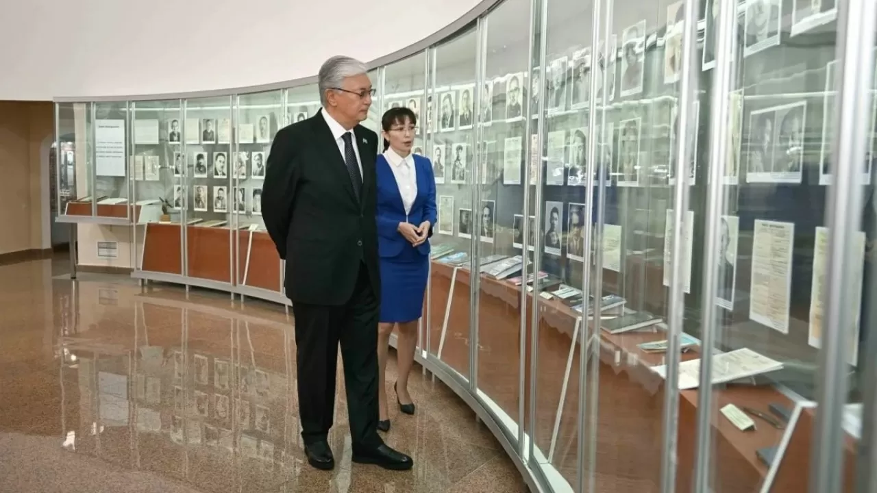 Токаев осмотрел музей "АЛЖИР"