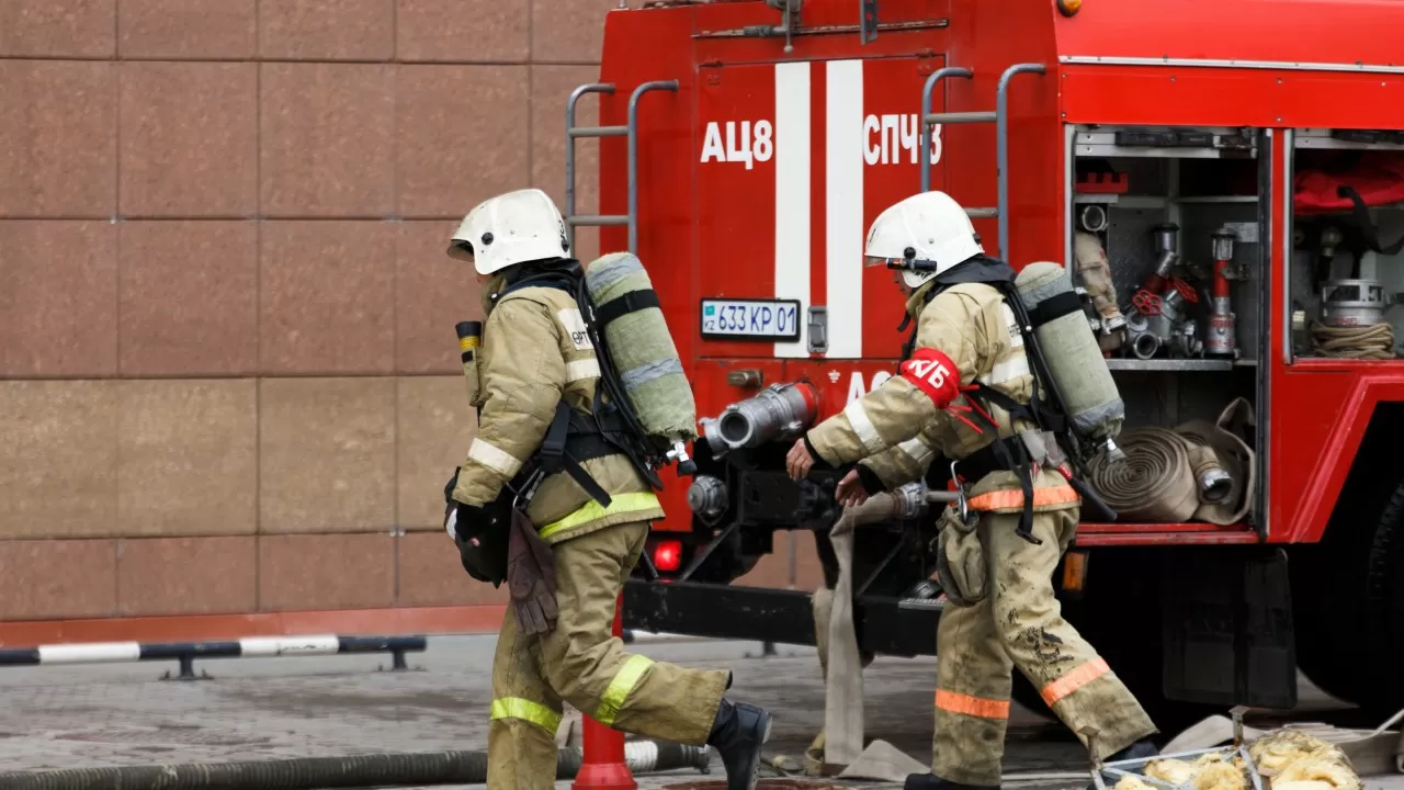 Спасатели МЧС остановили пожар в многоэтажке в Караганде  