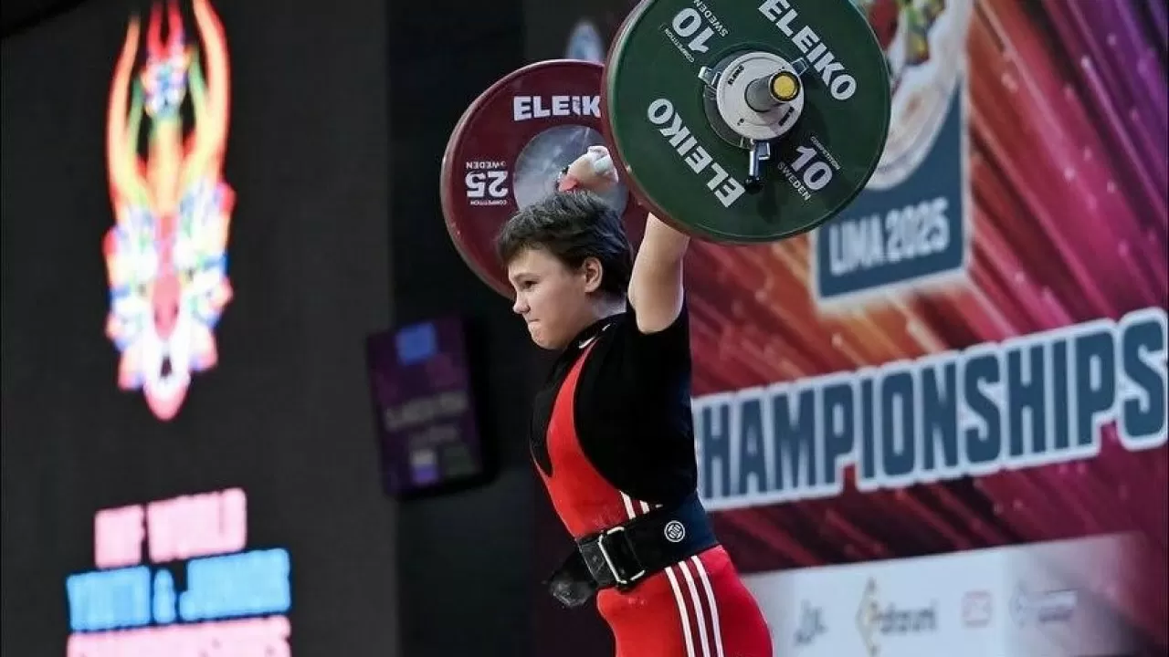 Казахстанка завоевала второе "золото" на юношеском чемпионате мира по тяжелой атлетике