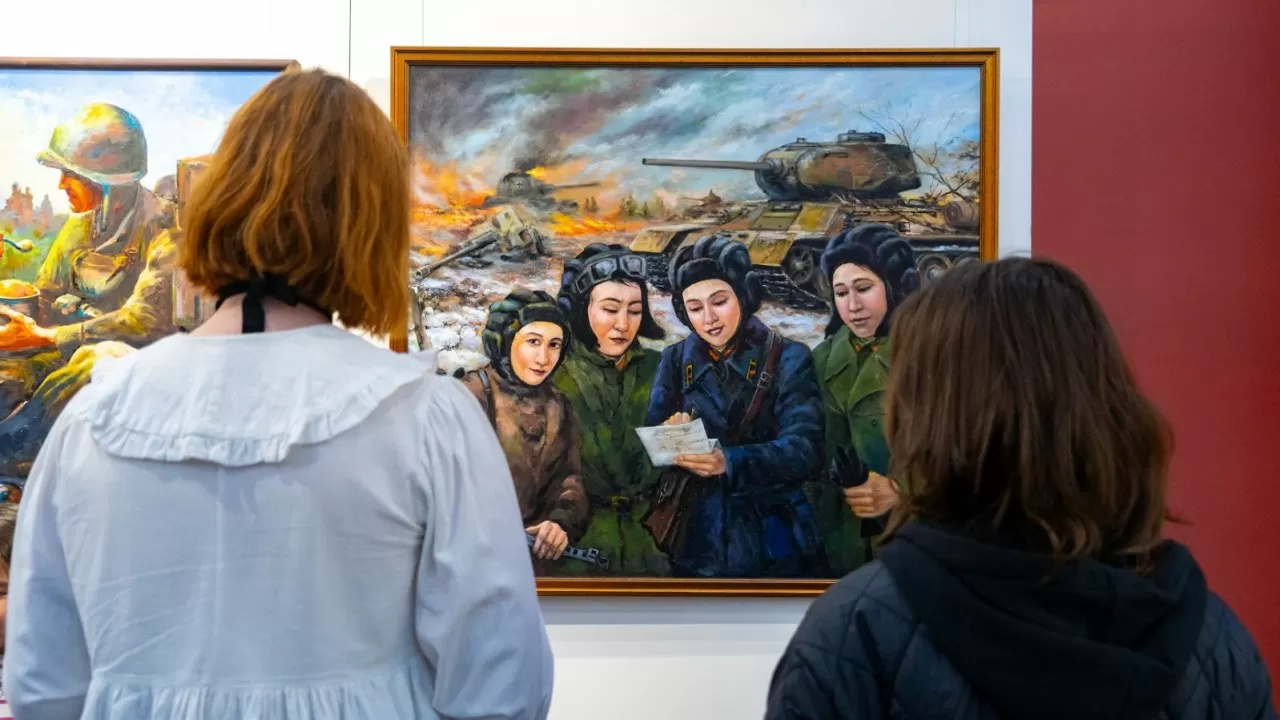 В Алматы открылась выставка картин, посвященная Великой Отечественной войне