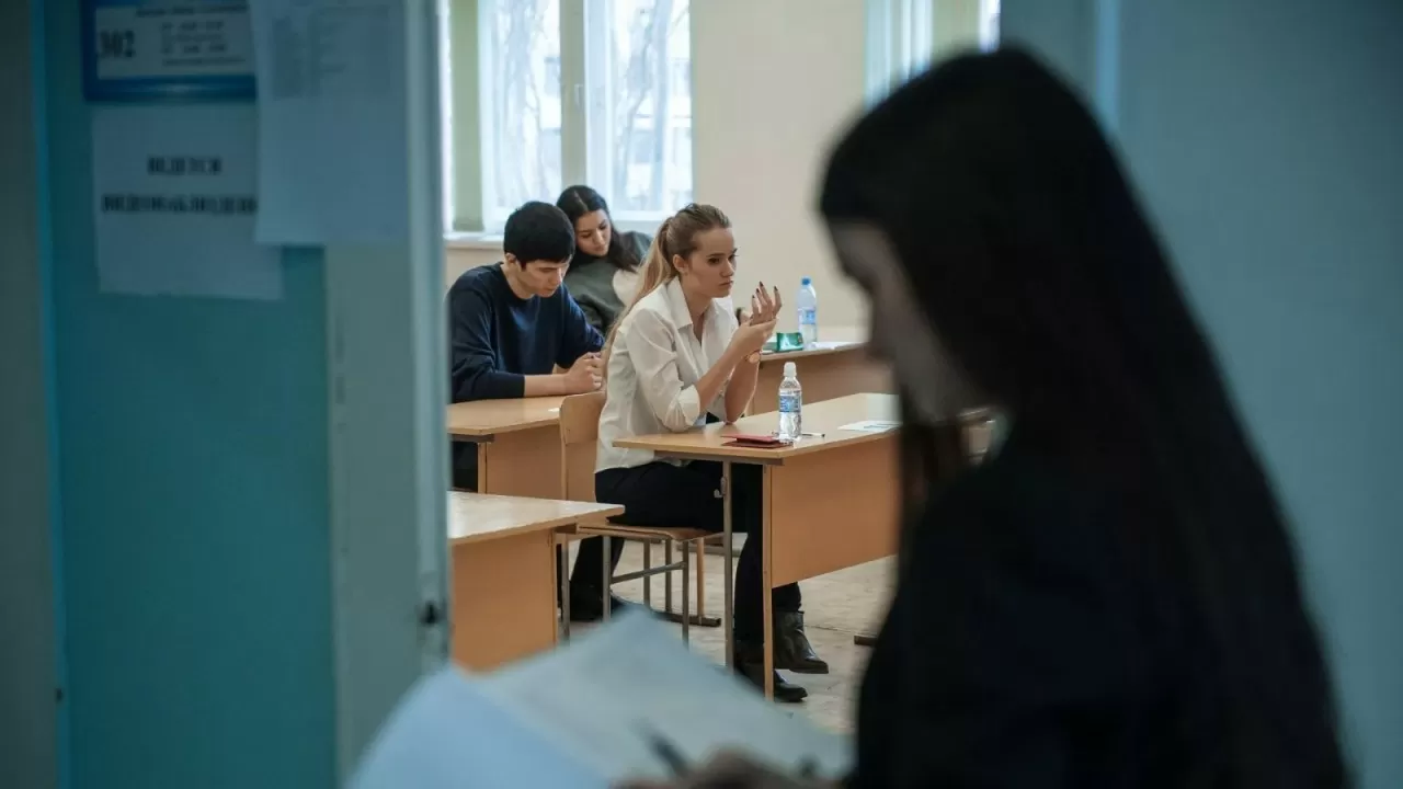 Орыс сыныптары қазақ тілінен емтихан тапсырады: Министр бір жылда не өзгергенін айтты