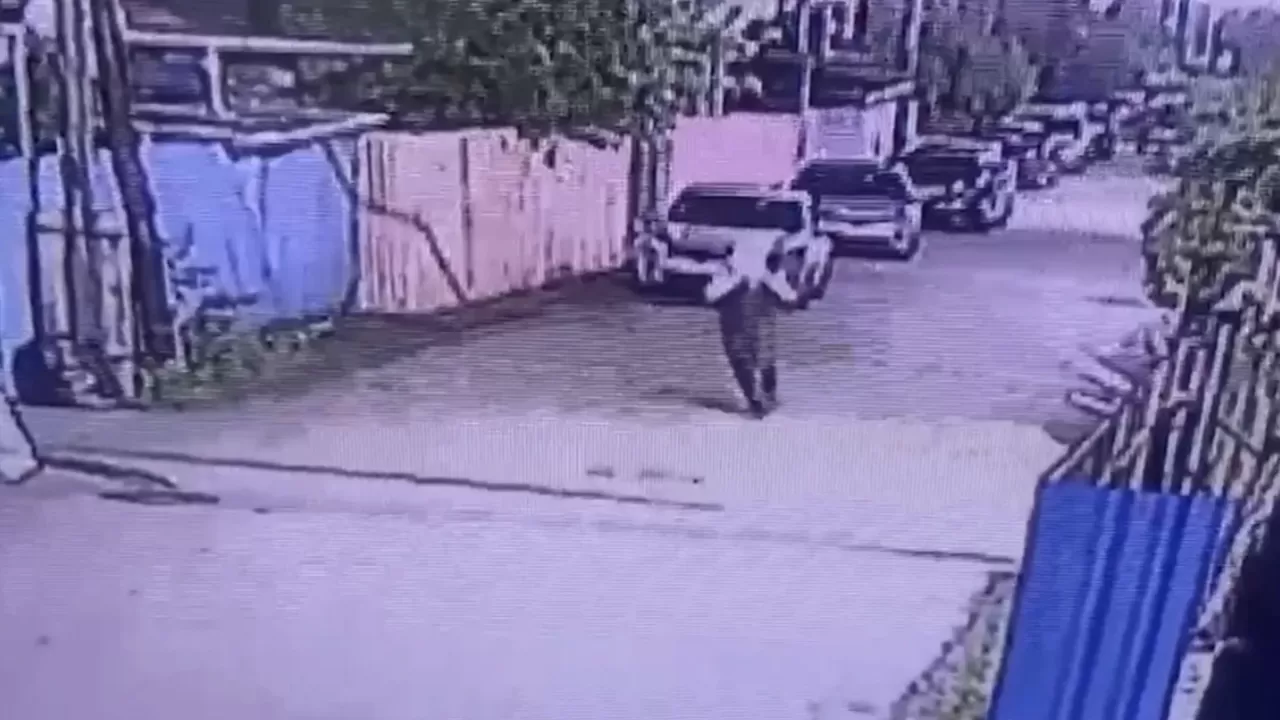 Алматыда зейнеткердің үйін тонаған ер адам бейнекамераға түсіп қалды