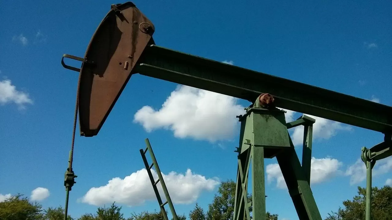 Цены на нефть растут из-за возможной разрядки в торговых отношениях США и Китая 