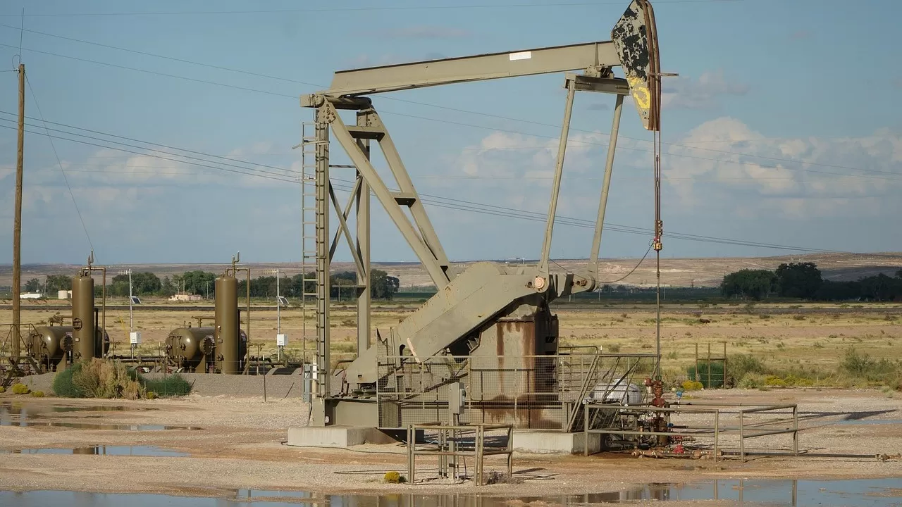 В Казахстане в апреле значительно увеличилась суточная добыча нефти  
