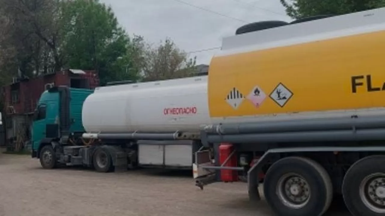 В Алматы и Семеe изъяли тонны незаконных нефтепродуктов 