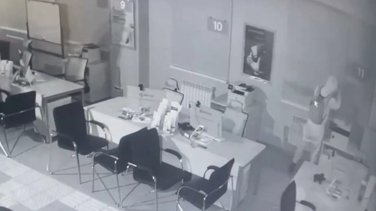 Алматыда банкті тонамақ болған ұры камераға түсіп қалды